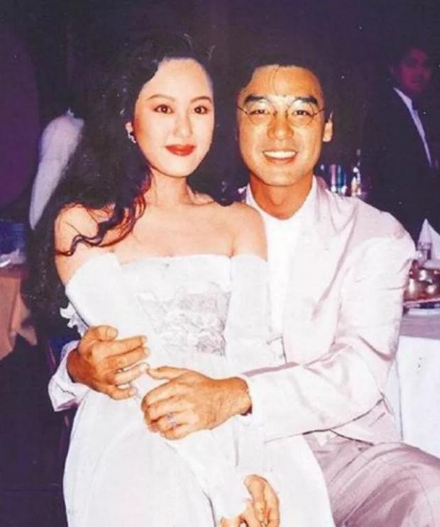 现在是章小蕙有钱还是钟镇涛有钱,钟镇涛和章小蕙到底欠多少钱