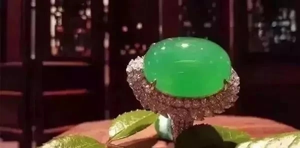 龙石种翡翠就是玻璃种吗,龙石种翡翠与帝王绿翡翠哪种贵