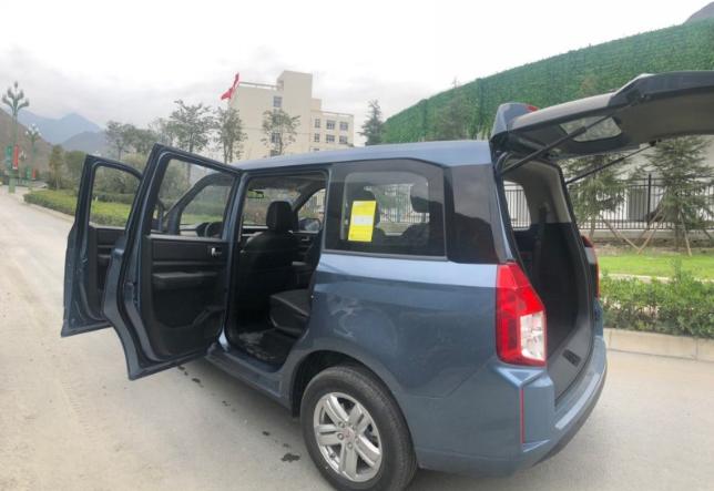 前年看车看到今年，借朋友车借到不好意思，咬牙提台宏光PLUS回家