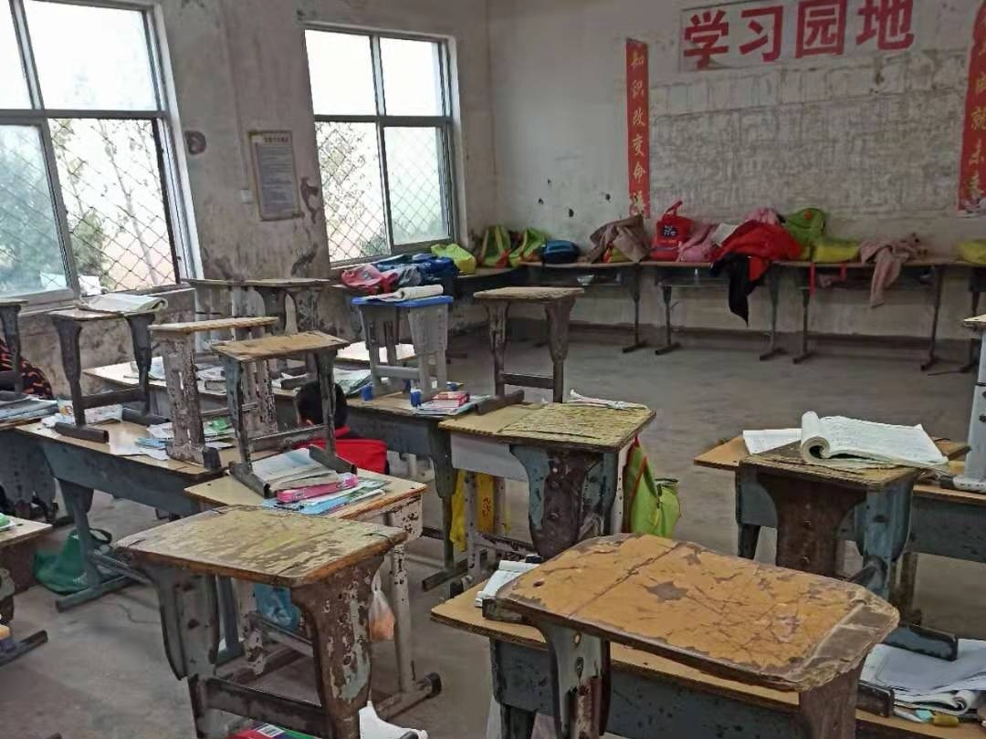 80后“白发校长”张鹏程:为了学生,不要“家”了