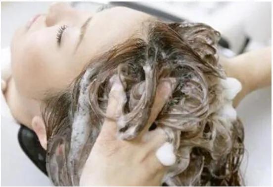 为什么同样的洗发露别人洗完很香,同样洗发水为啥有时头屑非常多