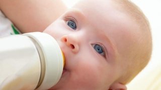 如何为宝宝挑选一款婴幼儿奶粉,怎样挑选女性中老年人奶粉