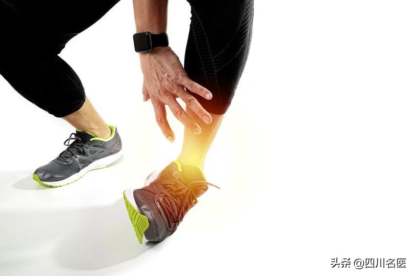 男子把脚崴了第二天又发现肿了,男子崴脚后没做这件小事