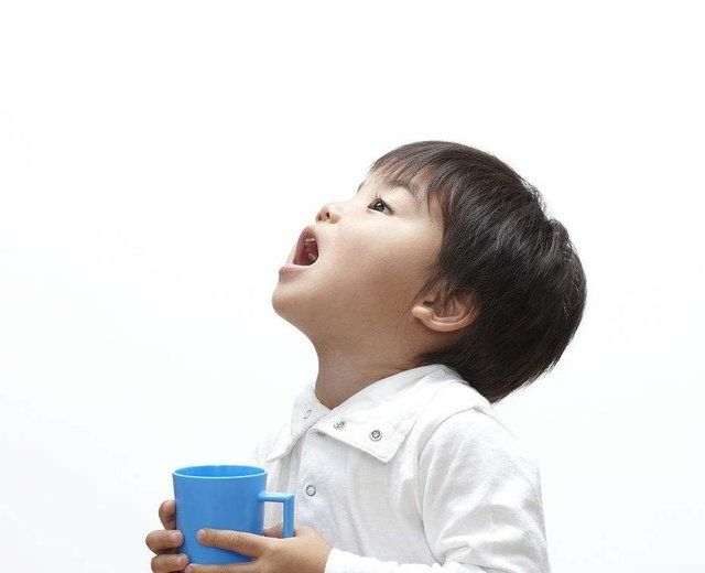 三岁孩子小黑牙父母无知惹的祸,2岁孩子黑牙齿