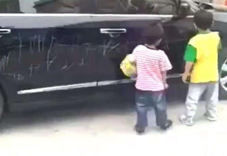 熊孩子划伤车被车主表扬,被熊孩子刮了车怎么维权