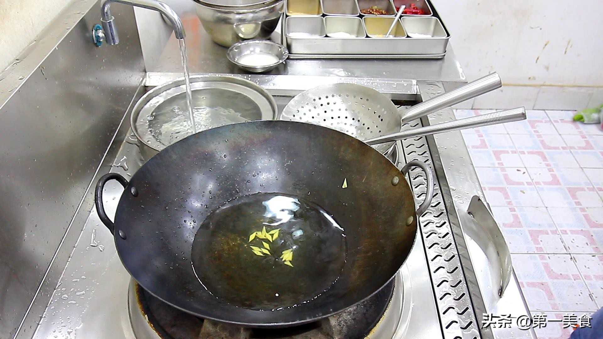 厨师长炒的腰花鲜嫩不老，原来是有窍门，不单单是30秒爆炒出锅