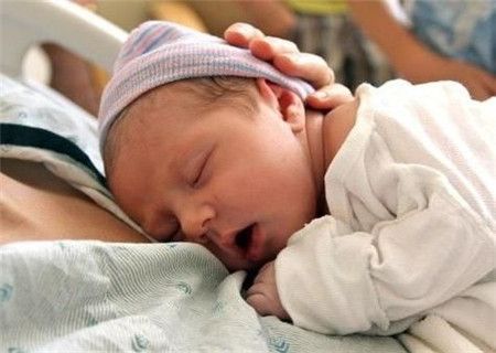 剖腹产宝宝自己从肚子里爬出来?分娩的时候宝宝和你一起在努力