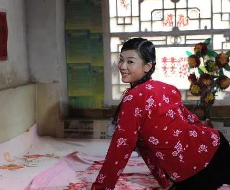 矮小的大哥外出闯荡终于成功了，把漂亮的大嫂娶回了家