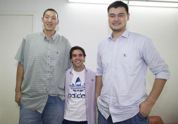 足球明星面对篮球明星,易建联姚明再度同框相互微笑感人