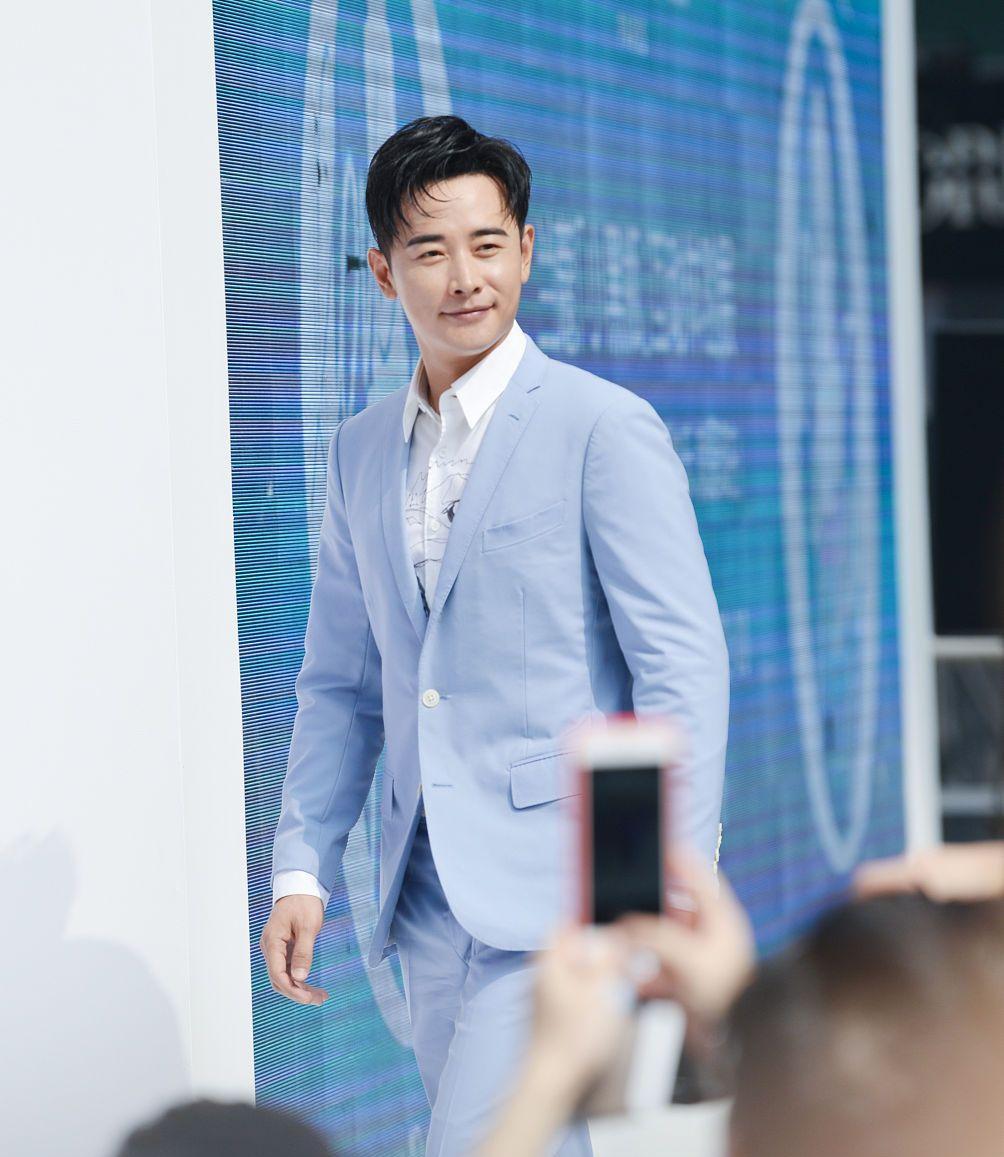 罗晋西装惊艳亮相,罗晋浅蓝色西装