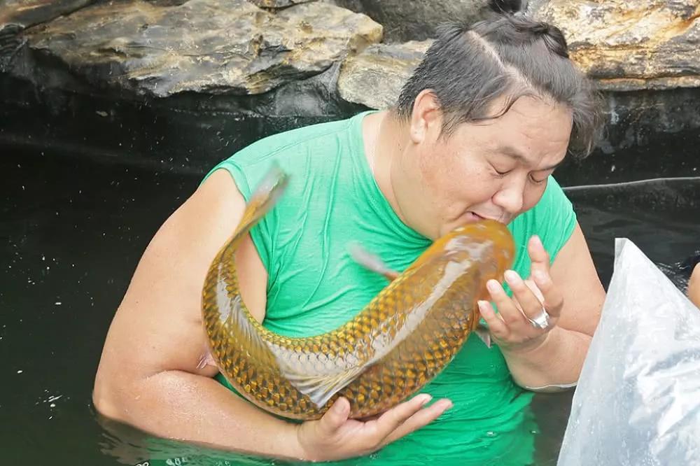 他花50亿建池塘买锦鲤，还以好友的名字为它们命名！