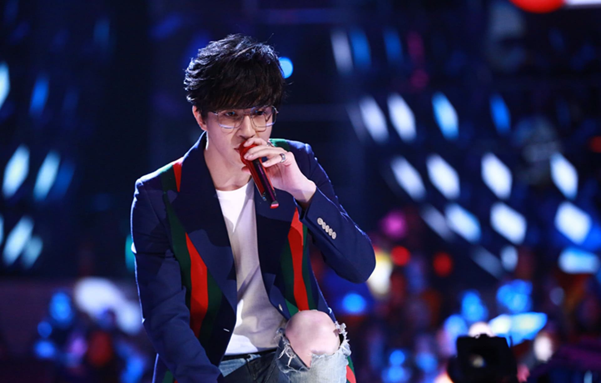 薛之谦演唱会披着黑布爬回去,薛之谦演出时掉下舞台澄清事件