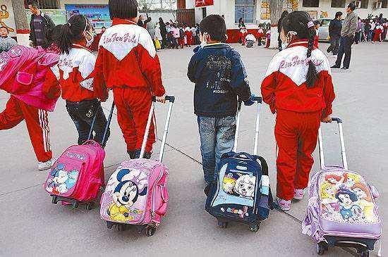 家长帮孩子提书包被骂,家长帮孩子背书包的建议