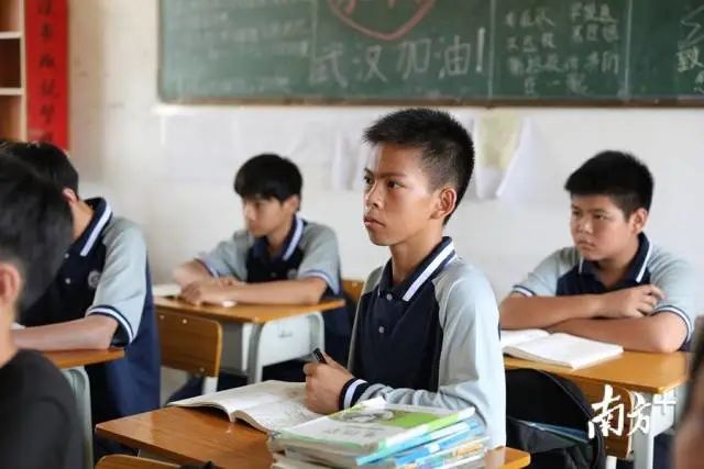 独臂少年在广东宏远俱乐部打球,独臂少年来到广东宏远训练基地