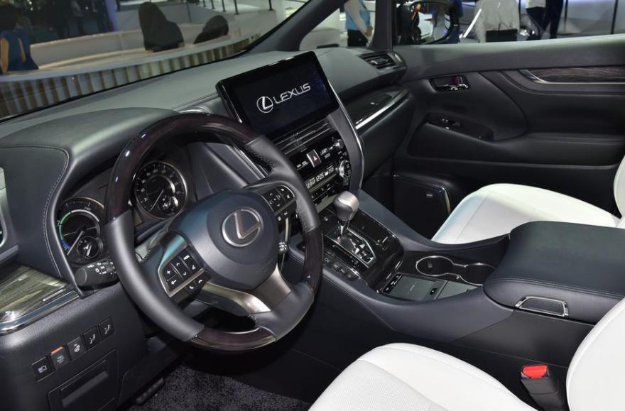 雷克萨斯LM，官方报价116.60万起，有七座四座供大家选择