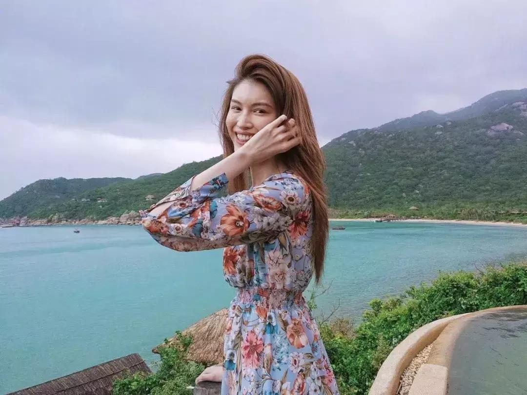 头发扁塌垫发根,头发扁塌怎么处理学生