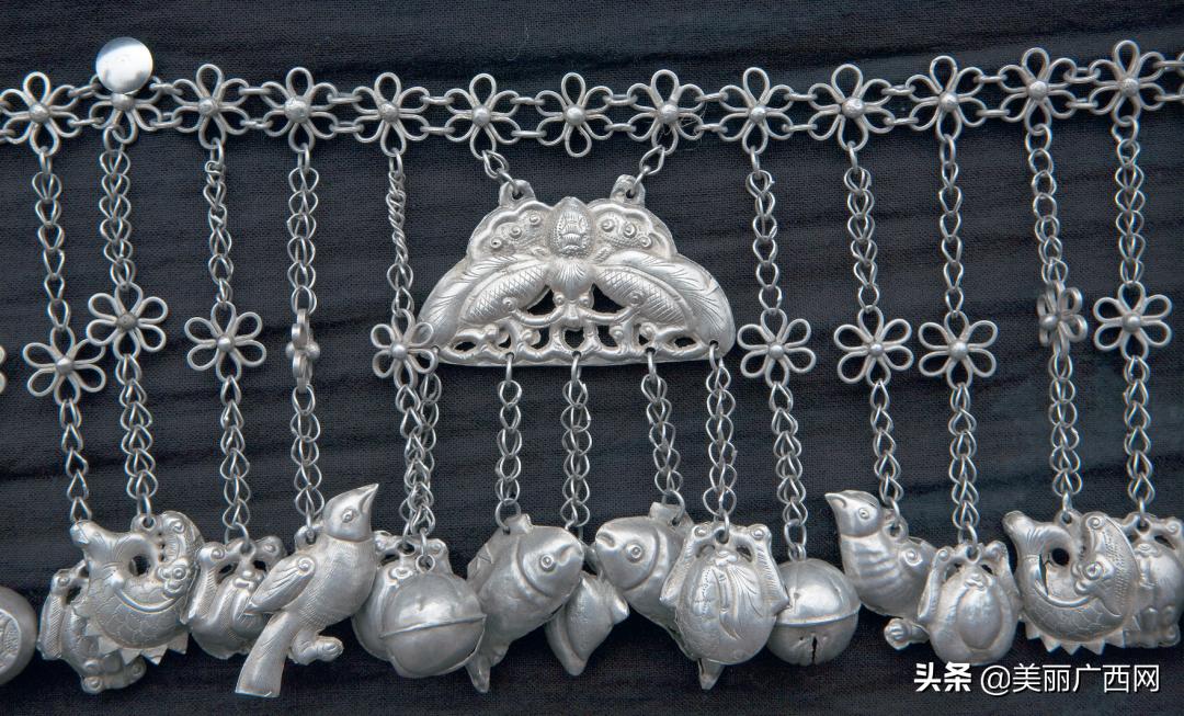 广西壮族脖子银饰图片,广西壮族银饰头饰