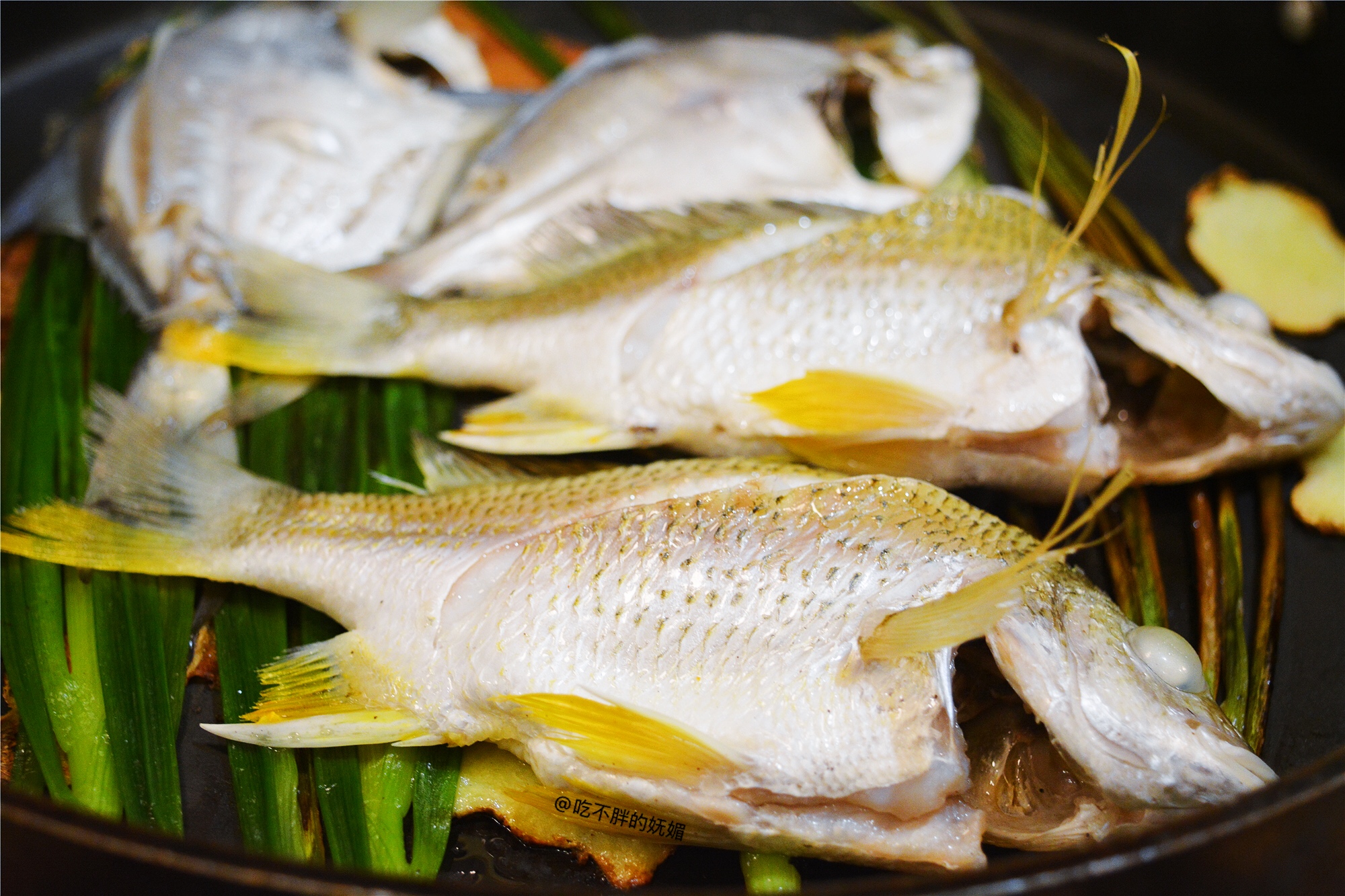 厨师拖着砂煲小跑上菜，这份200℃的广式沸腾，你不尝尝？