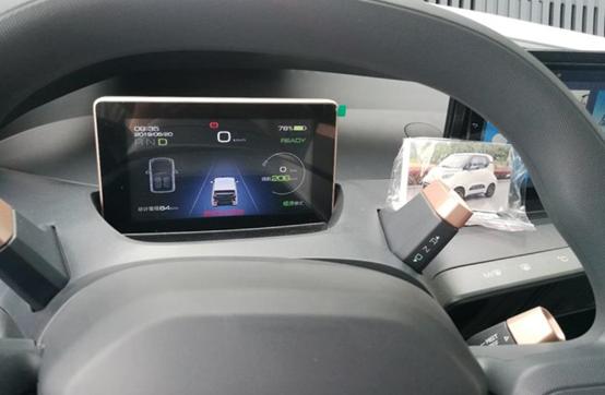 停车位贵过车子四倍车主把大众迈腾换成了宝骏E200图的是啥？