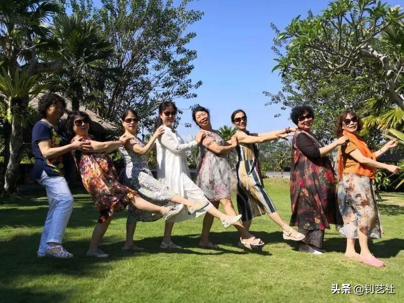 大妈旅游拍照姿势大全高级感,中国大妈旅游团拍照