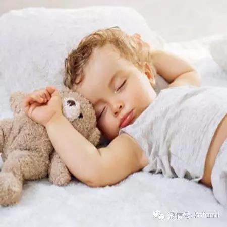 男孩子头型睡成什么样最好看,刚出生的宝宝怎么睡出好头型