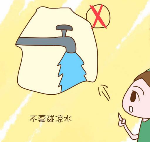 顺产时产妇突然大喊“什么东西夹到我”,医生慌忙检查:吓我一跳