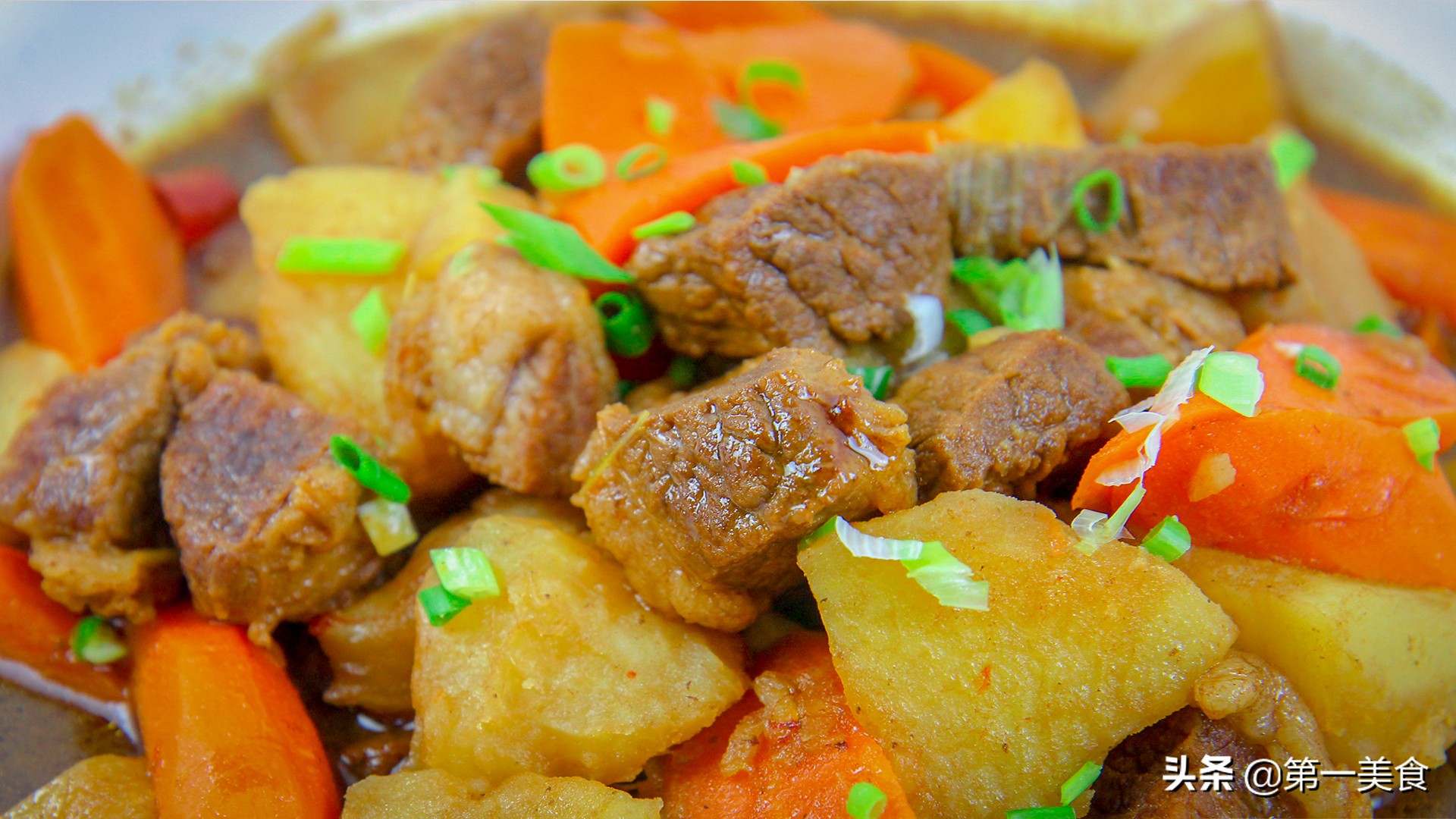 厨师长分享土豆炖牛腩的做法,大厨土豆牛腩炖得很烂秘诀