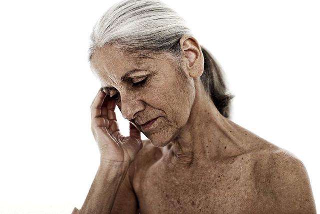 顺产后妈妈产道撕裂怎么护理,顺产妈妈产后为什么会发抖