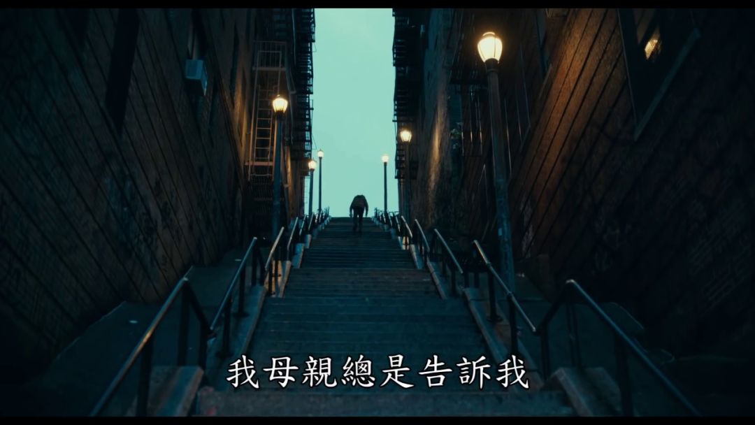 小丑口碑大爆豆瓣评分9,dc新片小丑首曝预告风格黑暗