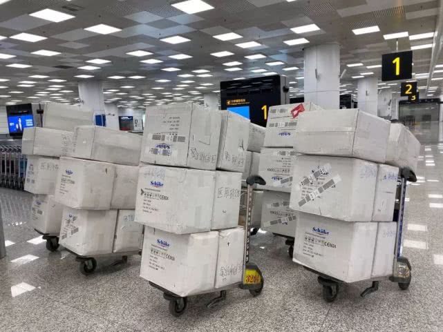 直击坚守一线风雨逆行,直击前线