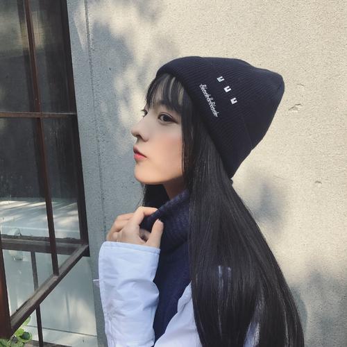 圆脸有刘海戴帽子怎么戴,圆脸怎样戴帽子好看