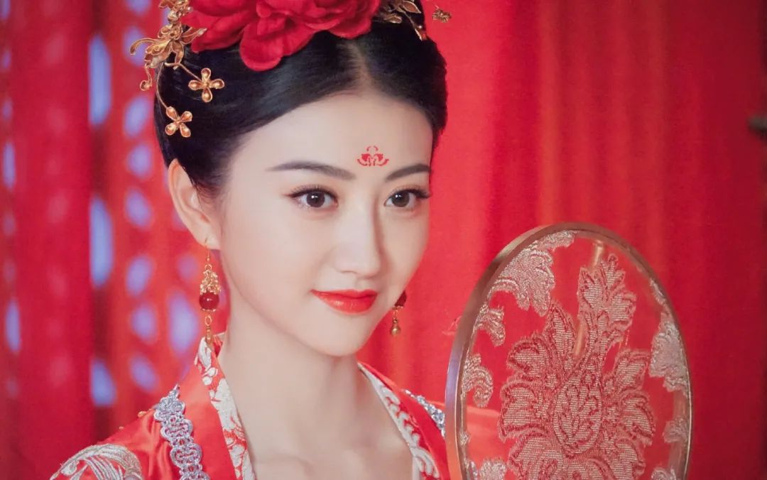 “资源大咖”景甜的失败上位史，和她背后的“大人物”男友们