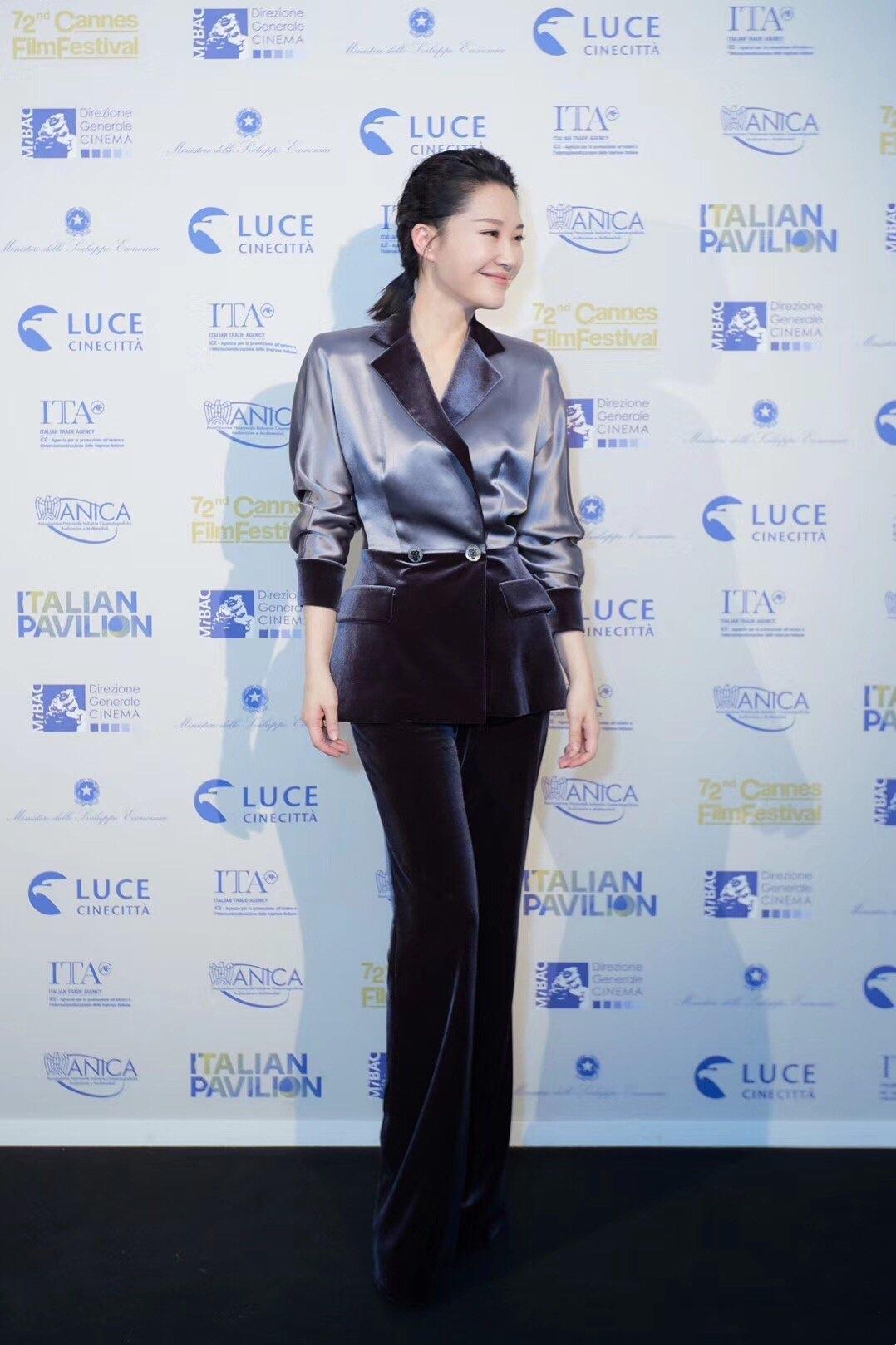 49岁许晴穿着打扮像个19岁少女,54岁许晴穿搭