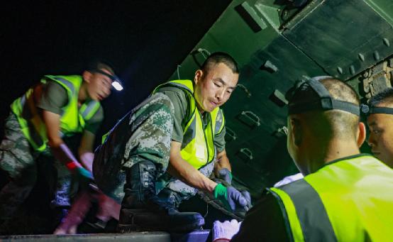 军人什么时候穿21式作战靴,军人穿的战斗靴