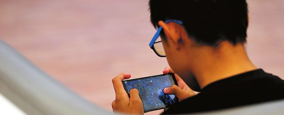 手机打开app闪一下就没了,手机打开app时屏幕会部分闪屏