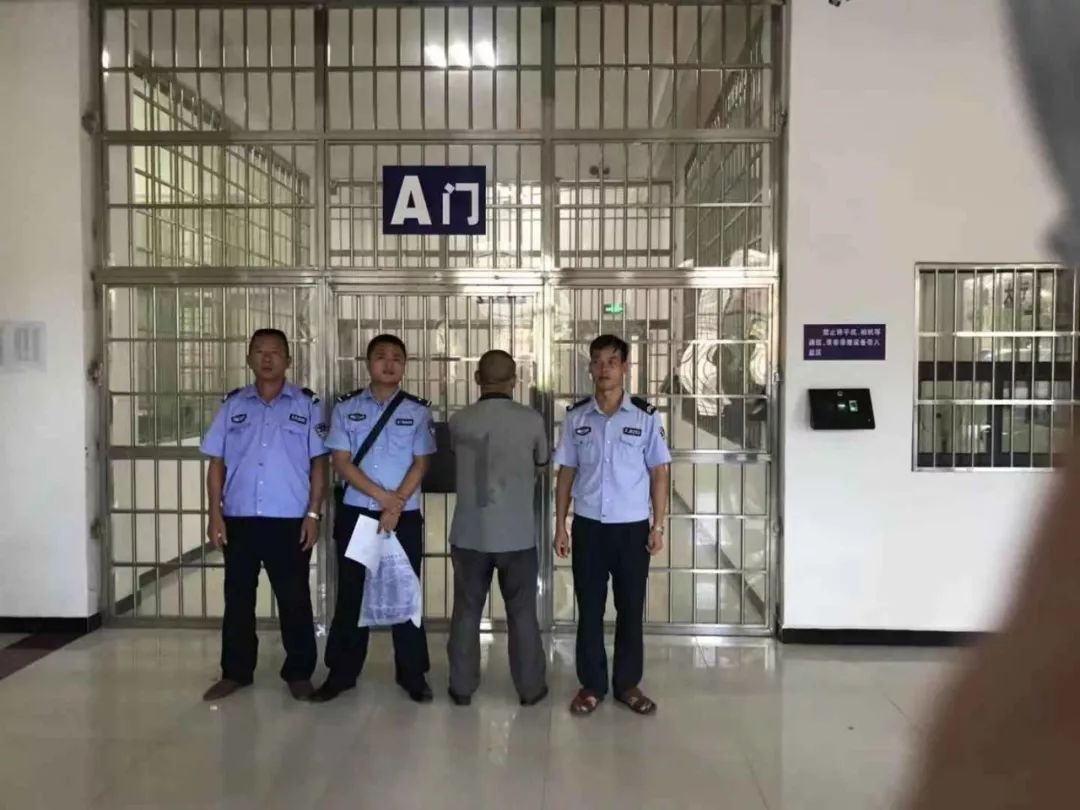 向中老年人兜售“开过光”的佛器，这个“和尚”被于都警方拘了