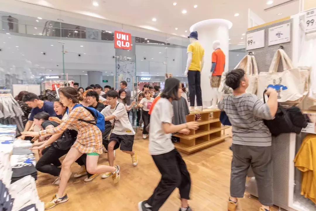 长沙国金中心出现抢衣大战！优衣库遭疯抢！店员被吓哭