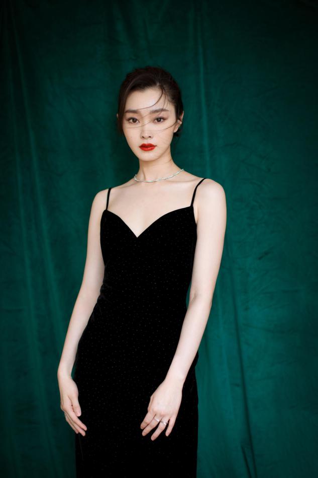 女人的身材有什么特征,女人标准衣架型身材