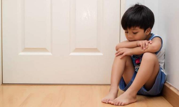 孩子哭父母不管的视频,孩子哭家长不管犯法吗