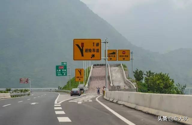 高速上黄色数字和红色数字啥意思,高速出口后面跟的数字是什么意思
