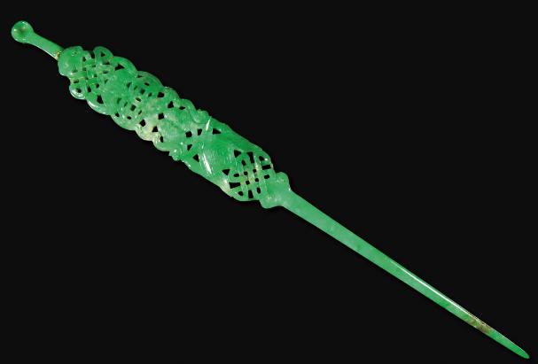 复古风再次刮起来，翡翠首饰造型富有立体感，代表国风首饰的特色