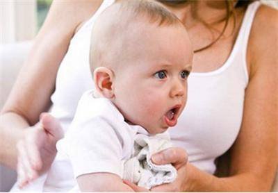 脑瘫宝宝喝奶,宝宝脑瘫吃奶的症状