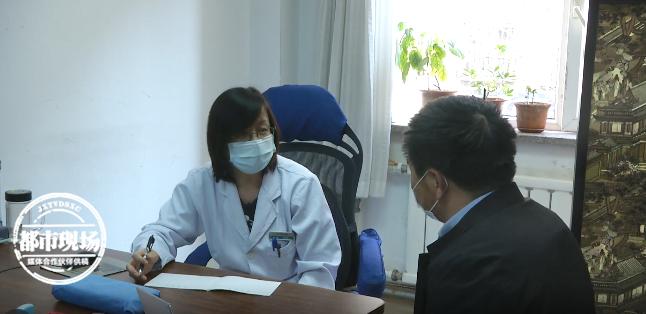 每年夏天左脚长水泡怎么回事,左腿突然长几个水泡怎么治疗