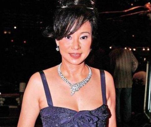 赌王三太参加活动穿得太朴素,赌王三太珍珠项链