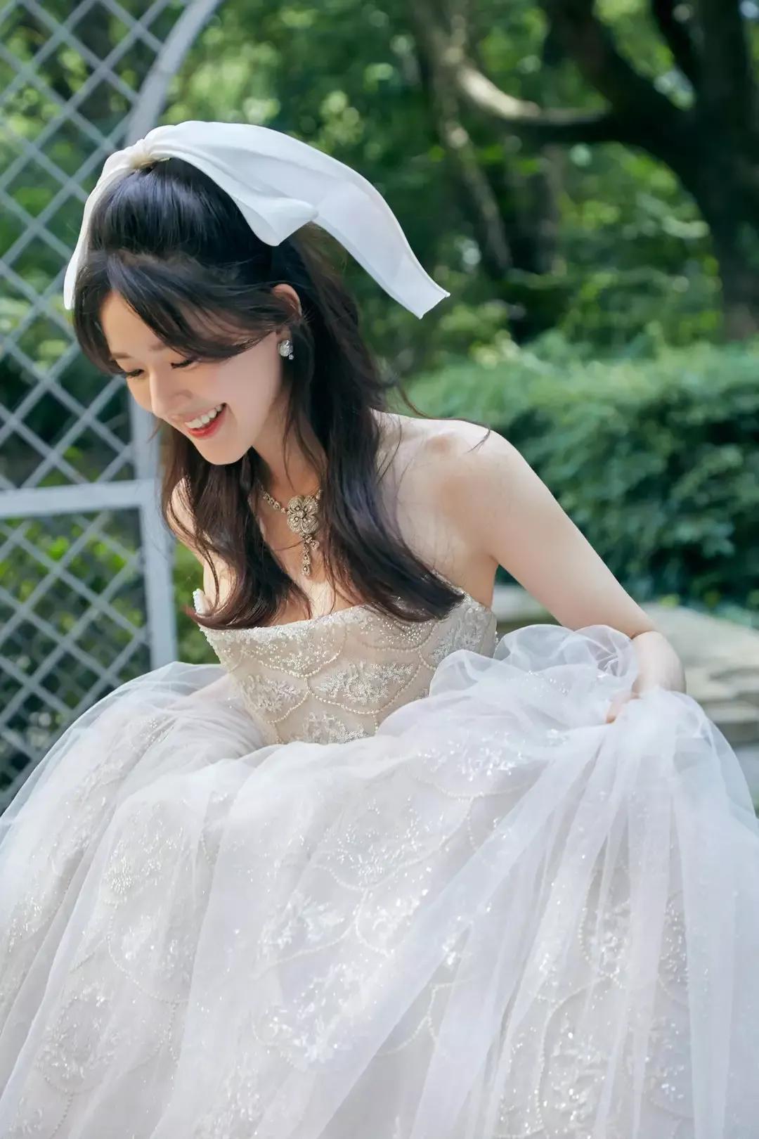 试问女生们，你们哪个能躲得了“婚纱的诱惑”呢？