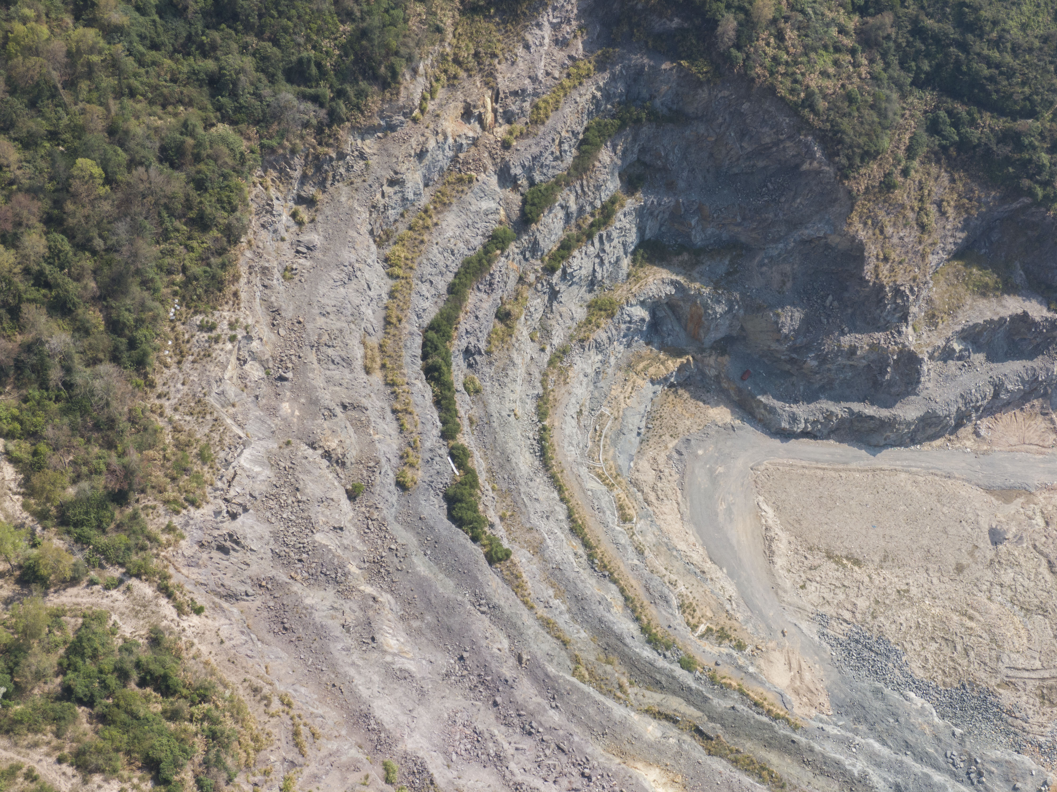 福州一路段突发塌方,福州荒废矿洞