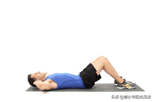 足球运动员的腹肌怎么练的,哪些足球动作能练出腹肌