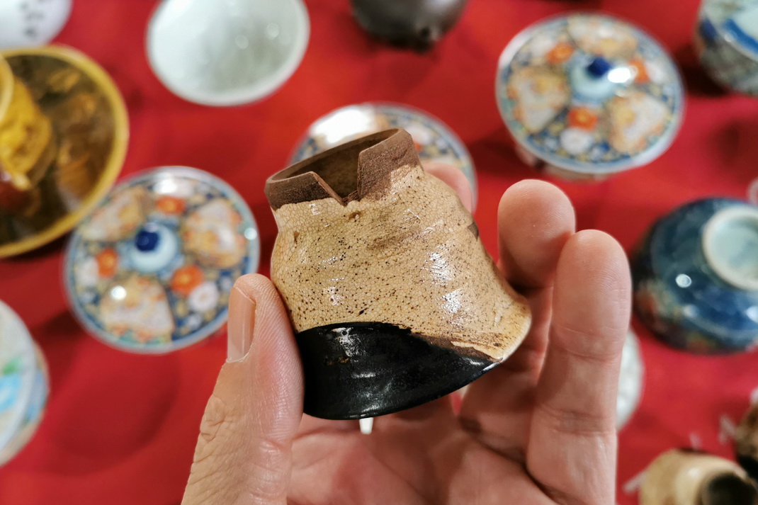 沈阳古玩地摊买日瓷杂货：东西好多，价格好诱人，这是怎么弄来的