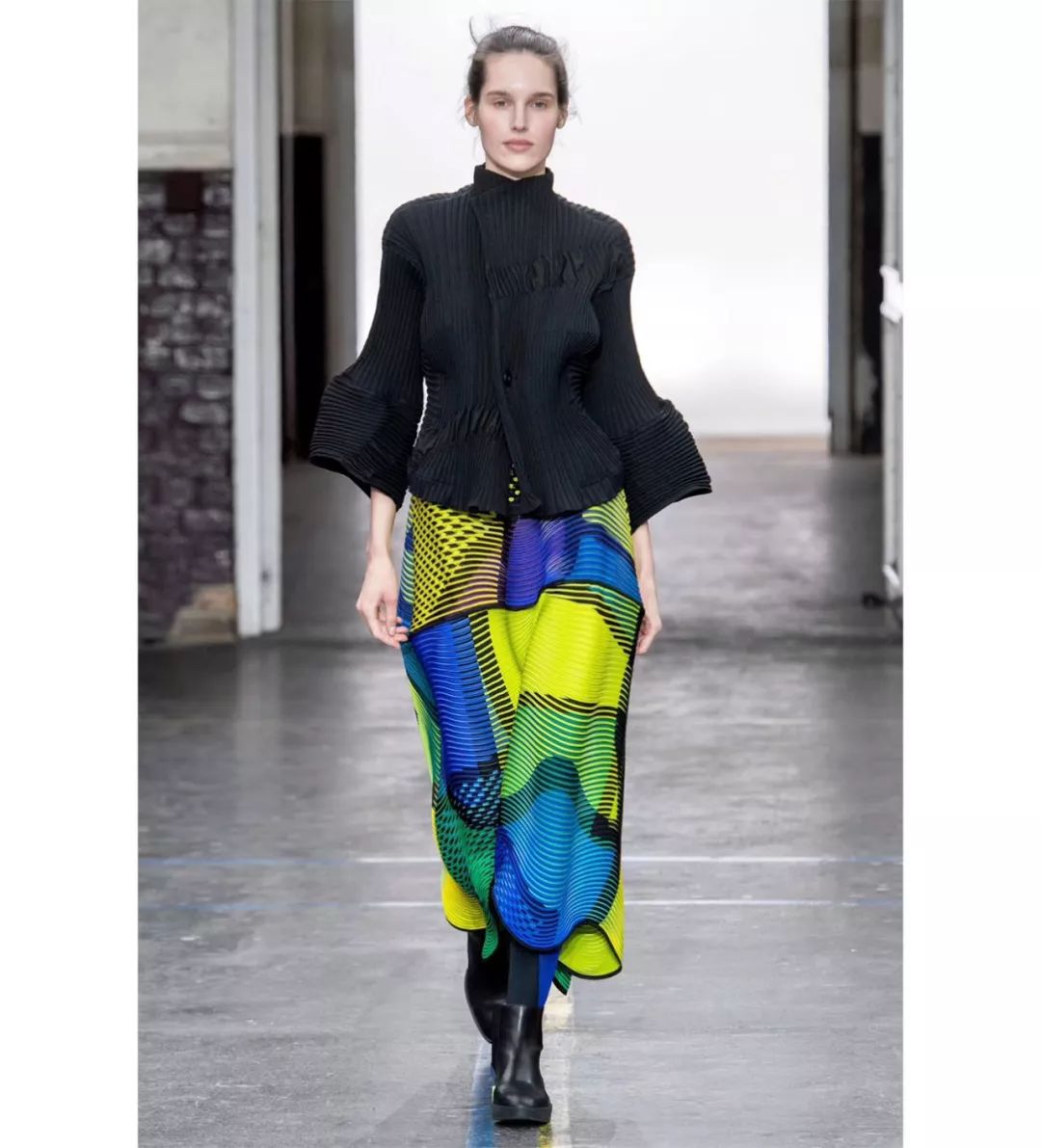 爱马仕不排队,爱马仕和lv哪个值得买