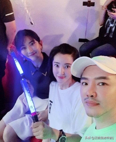 张杰突然生病,张杰演唱会单膝跪地谢娜